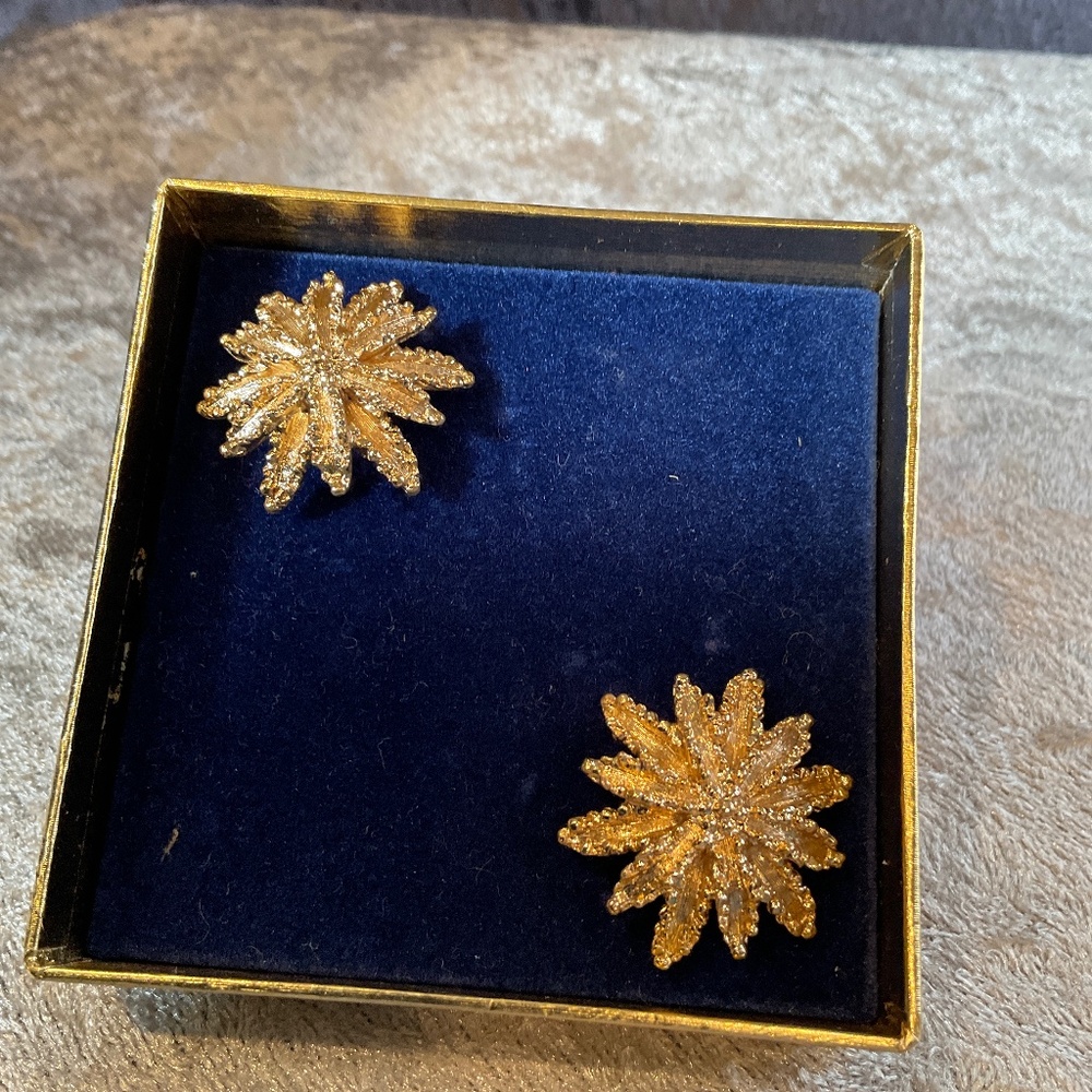 Vintage Avon Gold Starflower Clip On Earrings in Box